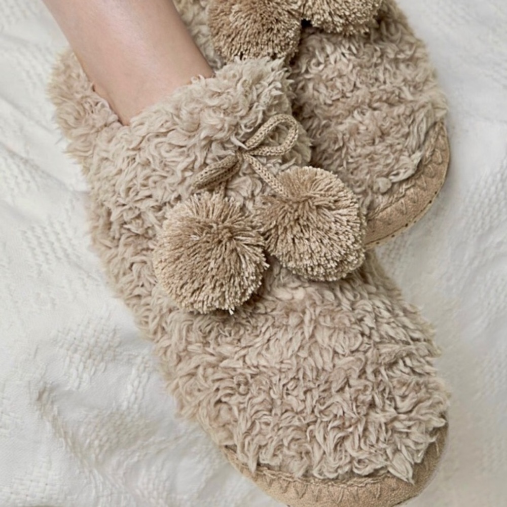 COZY Faux Fur Pom Pom Slippers - Picture 4 of 4